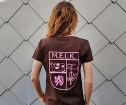 T-shirt studentenclub M.E.L.K. merchandise vrouwen rugpand